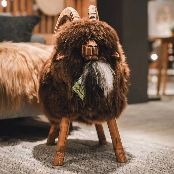 Die Schafhocker von Sheepskin sind die Maskottchen des Muirenhofs Die Schafhocker von Sheepskin sind die Maskottchen des Muirenhofs Foto: © Henry Berndt, Trips4kids.de