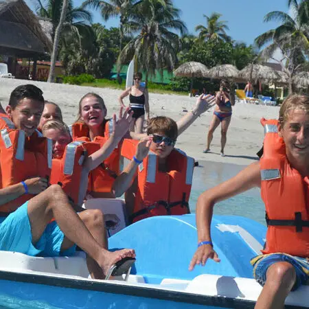 DjoserDE_family_Kuba_Tretboot.Bild.DjoserPR.quer Tretbootfahren auf Kuba - Djoser Familienreise