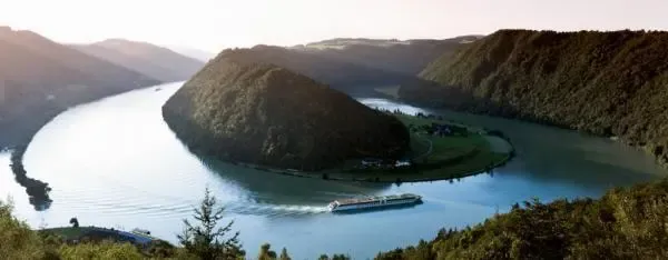 DONAU Panorama mit Kreuzfahrtschiff © Foto: A_AROSA