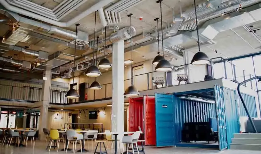 It´s open: Deutschlands erstes Upcycling-Hostel aus echten, freistehenden Überseecontainern geht direkt an der Warnow-Werft an den Start. Junge und jung gebliebene Aktiv- und Sporturlauber, Back- und Flashpacker sowie Familien, finden hier ihren neuen Heimathafen direkt an der mecklenburgischen Ostseeküste.