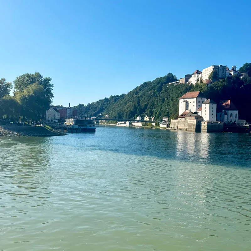 Drei-Fluesse-kommen-zusammen-verschiedene-Gruentoene-Passau Drei-Fluesse-kommen-zusammen-verschiedene-Gruentoene-Passau Foto: © Andrea Fischer Trips4me.de