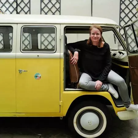 Annika mit gelbem VW-Bus ©Eveanos