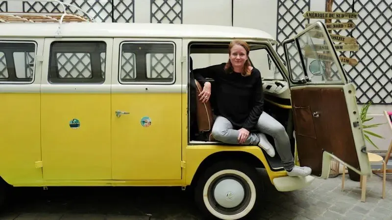 Annika mit gelbem VW-Bus ©Eveanos