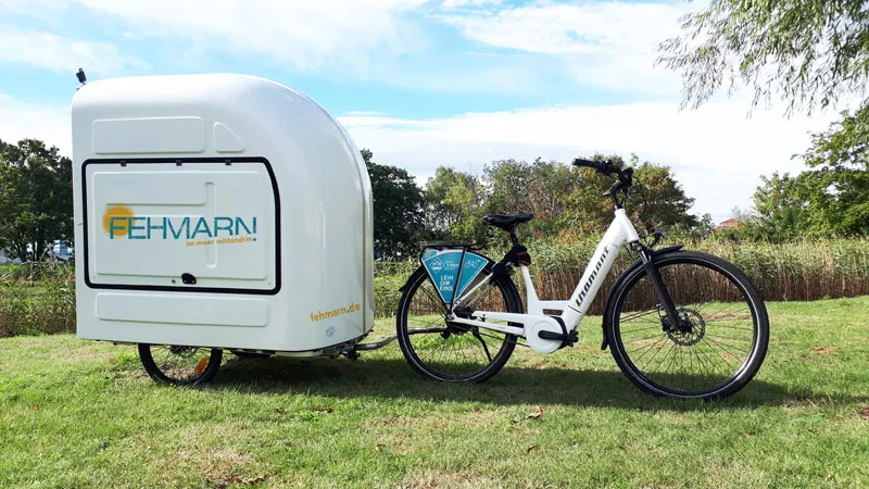 Lust auf ein Urlaubserlebnis der besonderen Art? Auf der Sonneninsel Fehmarn fährt jetzt der erste klappbare Wohnwagen fürs Fahrrad über die Insel. Mit dem „Wide Path Camper“ aus Dänemark gibt es jetzt eine nachhaltige Unterkunftsmöglichkeit für Radfahrer und Camper ...