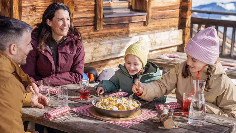 Familie-geniesst-Kaiserschmarrn-auf-Huette-im-Skigebiet-Ski-Juwel-Alpbachtal-Wildschoenau.Bild.Oesterreich-Werbung_Christoph-Oberschneider.quer Familie-geniesst-Kaiserschmarrn-auf-Huette-im-Skigebiet-Ski-Juwel-Alpbachtal-Wildschoenau.Bild.Oesterreich-Werbung_Christoph-Oberschneider.