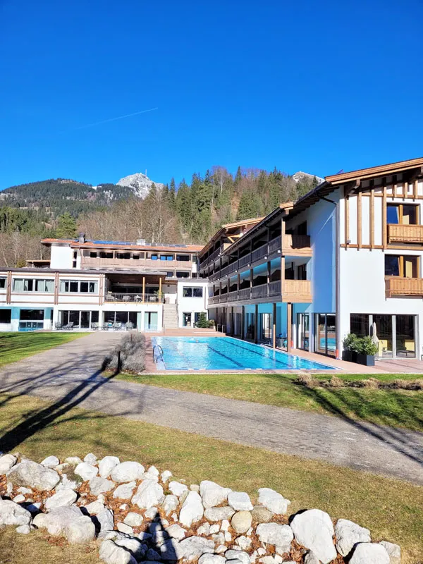 FAMILOTEL_DAS_BAYRISCHZELL20240128_123501 Familotel Bayrischzell - Außenanlage Pool; Bild: Aline Scheuböck