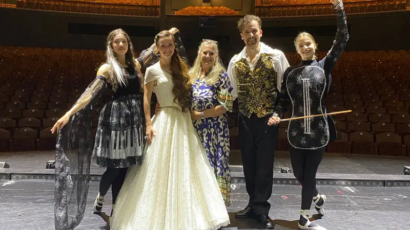 Festspielhaus_Neuschwanstein_Gruppenbild.Bild.SMH.quer Festspielhaus Neuschwanstein Fuessen - Darsteller Die Schoene und das Biest