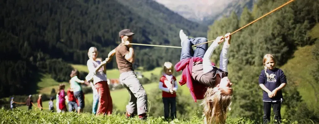 Viel darüber gehört und endlich sind wir da, um es live und in Farbe zu erleben: Das neue Feuerstein! Es gibt viel zu entdecken, vom neuen Design der Zimmer über die Holzwerkstatt bis zum Schwimmbad mit Rutschen, wobei die Natur vor der Tür im Sommer doch die Hauptrolle spielt ...