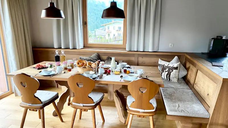 Fruehstueckstisch-Chalet-Geislerhof Fruehstueckstisch-Chalet - Farm Resort Geislerhof Foto: © Andrea Fischer Trips4Kids.de