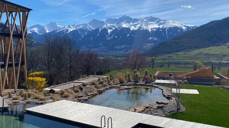 Garberhof_Berge_Schwimmteich.Bild.SMH.quer. Garberhof Vinschgau - Schwimmteich mit Bergblick