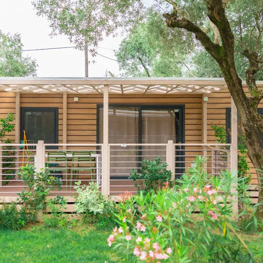 Riva Blu Lago di Gara Camping: Garden Village Bungalow Bild: Lago di Garda Camping PR