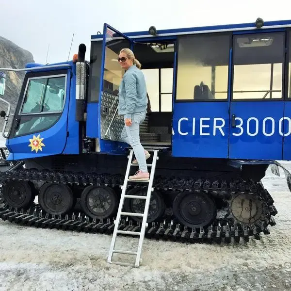 Glacier3000-Fahrt mit der Pistenraupe-Snowbus Foto: Andrea Fischer
