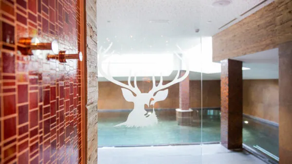 grossraeumiger_indoor_pool_c_johanna_gunnberg_valluga_hotel