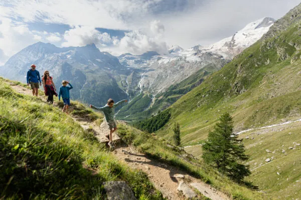 Hiking-Ibex-Trail-(Gemsweg)-Saas-Fee-Bild-Saastal-Tourismus-AG_Filme-von-Draussen.1 Hiking-Ibex-Trail-(Gemsweg)-Saas-Few Bild: Saastal-Tourismus-AG