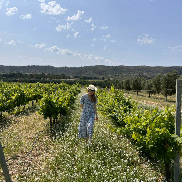 Hinterland Spanien - Johanna im Weinberg