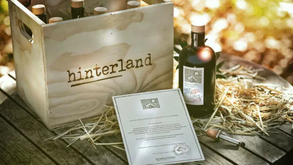 hinterland Holzkiste mit Olivenölflaschen hinterland Holzkiste mit Olivenölflaschen Foto: © hinterland