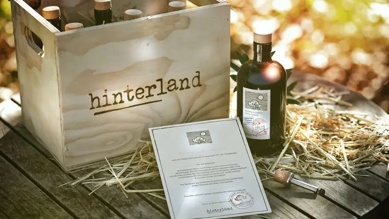 hinterland Holzkiste mit Olivenölflaschen hinterland Holzkiste mit Olivenölflaschen Foto: © hinterland