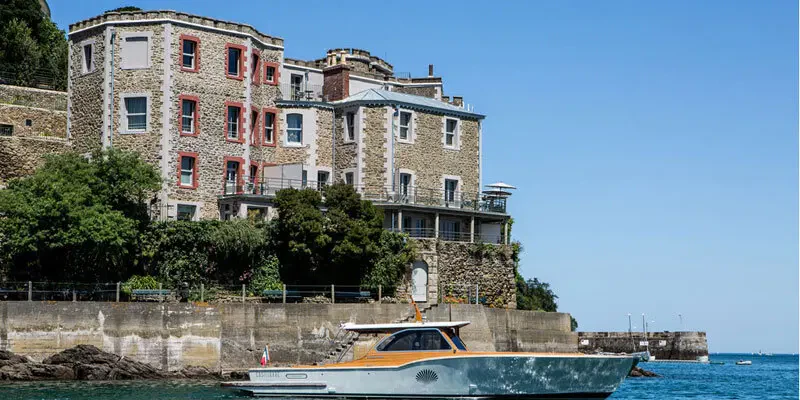 Wir haben ein wunderbares und besonderes Hotel direkt am Meer in der Bretagne entdeckt: Das Castelbrac ist nicht nur chic eingerichtet und hat eine tolle Küche, sondern ist auch noch sehr familienfreundlich!