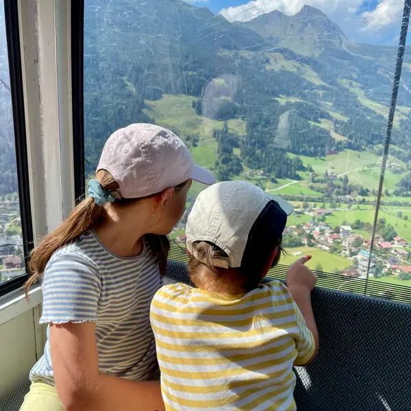 In-der-Gondel-die-Aussicht-geniessen Bergparadies Dorfgastein - In der Gondel die Aussicht genießen Bild: Sarah Spang
