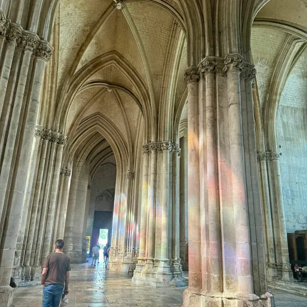 Innenraum-Kathedrale-Spiegelung-Fensterfarben Foto: ©Andrea Fischer, Trips4Kids.de