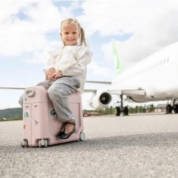 JetKids-by-Stokke-180824-29 Mädchen auf dem JetKids Koffer von Stokke