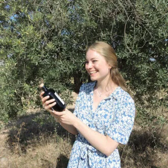 Johanna Zoern mit Olivenölflasche Foto: © hinterland