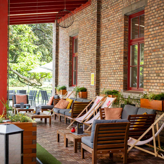 JUFA-Hotels,-Harald-Eisenberger-sitzbereich-innenhof-jufa-hotel-bregenz_lounge