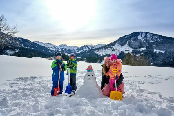 Kinder_im_Schnee.Bild.©TVB-Tannheimer-Tal-I-Anna-Meurer.1 Tannheimer Tal - Kinder im Schnee mit Schneemann Bild: Anna Meurer/Tannheimer Tal Tourismus