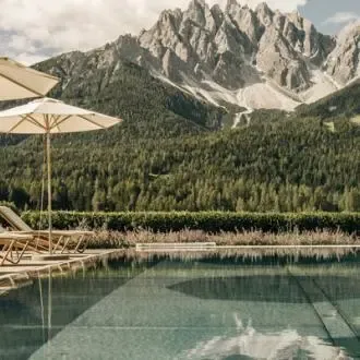 Leitlhof_Pool.Bild.bureaurabensteiner.slider Naturhotel Leitlhof - Pool mit Blick auf die Dolomiten