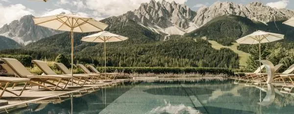 Leitlhof_Pool.Bild.bureaurabensteiner.slider Naturhotel Leitlhof - Pool mit Blick auf die Dolomiten