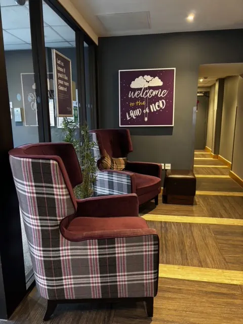 London: Premier Inn Earls Court - Eingang Bild: Trips4kids.de