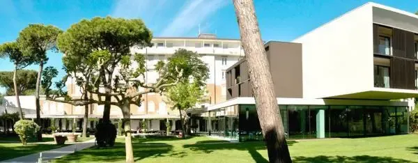 MarePineta-Aussenansicht.Bild@MarePinetaPR.slider Aussenansicht des MarePineta Resorts