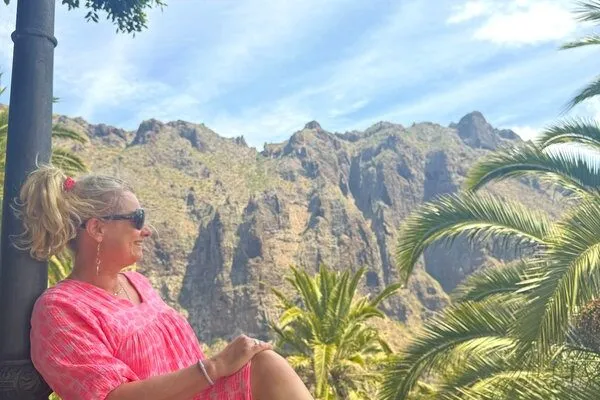 Masca_Dorf_–_Andrea_Fischer_mit_Aussicht_auf_die_Schlucht Foto: © Andrea Fischer Trips4me.de