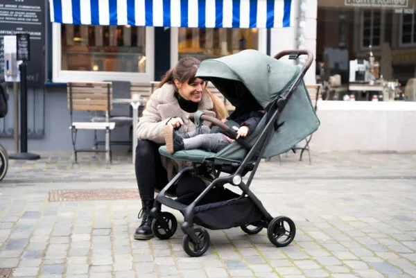 My Pico2 von My Junior - Mama mit Kind vor Cafe