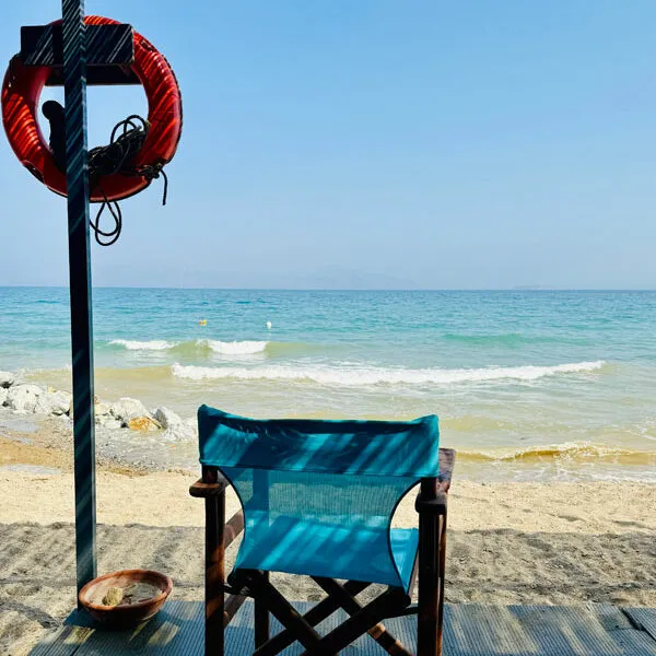 Neptune-Luxury-Resort-Windsurfkurs- Beach-Stuhl-Segelschule Foto: © Andrea Fischer, Trips4Kids.de