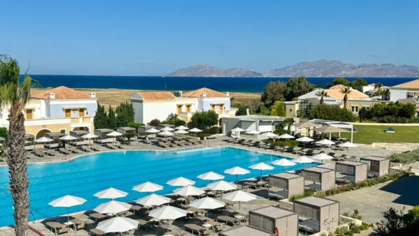 Kos mit Kindern, Neptune-Luxury-Resort-Blick-Sportspool-und-Meer Foto: © Andrea Fischer, Trips4Kids.de