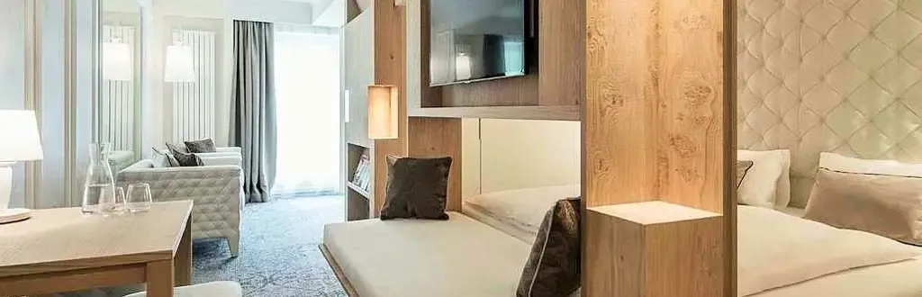 Ob Sommer oder Winter: Hier wird man rund um die Uhr verwöhnt... Toll und ganz neu sind vor allem die schönen ganz in hellen Farbtönen designten Family-Suiten, die zum Wohlfühlen einladen. Was das Cavallino Bianco zu einem der besten Kinderhotels Europas macht? Wir haben es getestet!