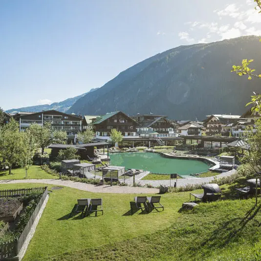 Neuhaus Zillertal Resort - Blick auf den Badesee und den Romantikgarten Bild: Neuhaus PR