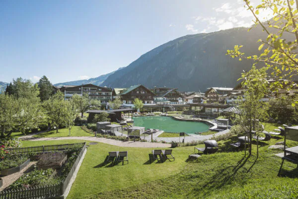 Neuhaus Zillertal Resort - Blick auf den Badesee und den Romantikgarten Bild: Neuhaus PR