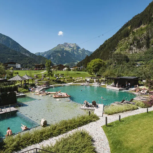Neuhaus-Zillertal-Resort_Naturbadese-und-Romantikgarten-im-Sommer_Copyright-Neuhaus-Zillertal-Resort