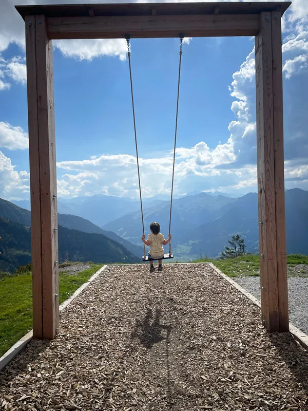 Panoramaschaukel-II Bergparadies Dorfgastein - Panoramaschaukel mit Kind Bild: Sarah Spang