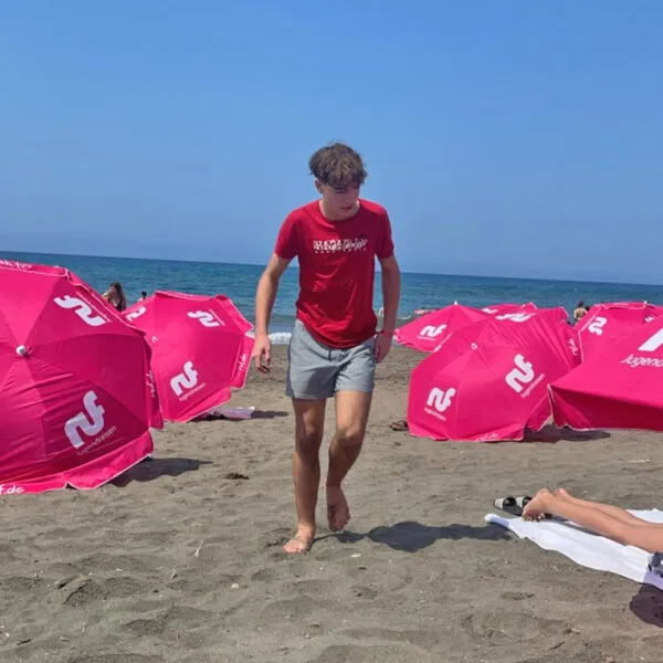 Sonnenschirme am Beach- Friendsclub Tarquinia, ruf-Jugendreisen Foto: © Paul Fischer, Trips4Kids.de