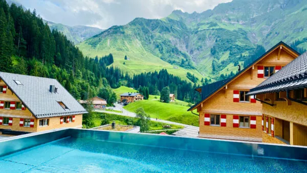 Pool-on-top-Berghaus-Warth-Schroecken Foto: © Andrea Fischer, Trips4Kids.de