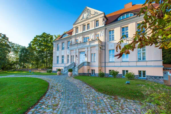 Precise-Resort-Vorfahrt-Foto--DER-RUEGENMAKLER_Neddesitz_2