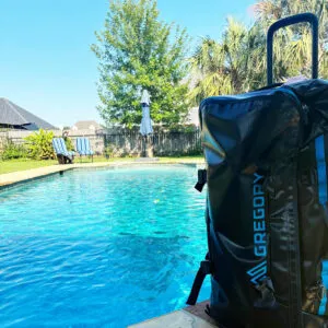 Alpaca-Wheeled Duffle-Gregory-100- am Pool in Lousiana Foto: © PaulFischer Trips4Kids.de