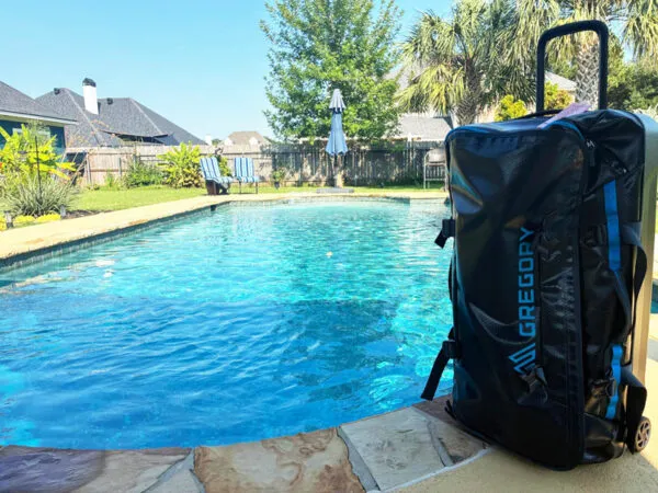 Rollkoffer-Alpaca Wheeled Duffle 100 von Gregory-Pool-Lousiana Alpaca-Wheeled Duffle-Gregory-100- am Pool in Lousiana Foto: © PaulFischer Trips4Kids.de