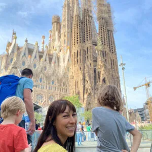 Autorin Aline vor der Sagrada Familia Foto: © Aline Scheuböck Trips4Kids.de