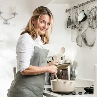 Saskia van Deelen von Deeskueche.de am Herd beim Kochen