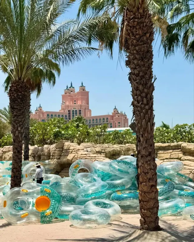 (Werbung)
🏝️Atlantis, Baby!🤩
Gerade mittendrin in einer Pressereise für Trips4Kids.de – und was soll ich sagen? Dieses Hotel ist einfach der Hammer für Familien!

Außen wow, innen wow – und dann noch der riesige Waterpark und ein Kids Club, in dem kleine Gäste ganz groß rauskommen.
Ob Action, Abtauchen oder einfach nur Staunen – hier ist wirklich für alle was dabei.

Ich nehm euch die nächsten Tage mal ein bisschen mit – und zeig euch, warum das Atlantis The Palm definitiv auf eure Travel-Bucketlist gehört!

Wart ihr schon mal hier? Oder steht’s noch auf eurer Wunschliste? 🏝️💕

#pressereise #atlantisthepalm #dubaimitkindern #trips4kids #familytime #reisenmitkindern #aquaabenteuer @atlantisthepalm @visitdubai.de  @gce_agency  @kribbelbunt.de @frontrowsociety