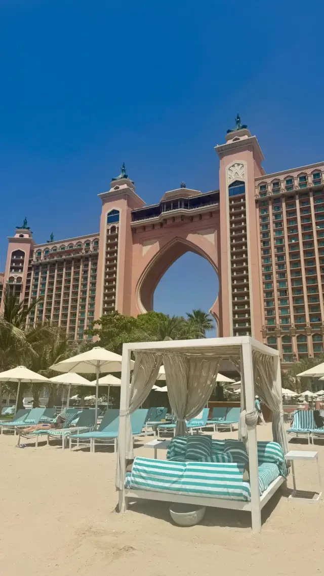 (Werbung) 🏝️🌊Family Fun in Dubai!☀️💦
Sonne, Wasser, Abenteuer!
Erst relaxen am traumhaften Palm Beach von @atlantisthepalm, dann geht’s los mit der ultimativen Wasser-Action:

Wild Wadi Waterpark:
Rasante Rutschen, der legendäre Wadi River zum Treibenlassen & jede Menge Spaß im Waterhouse für die Kleinen!

Atlantis Highlights:
Staunen im beeindruckenden Aquarium und Wellenreiten, Klettern & Bowlen im coolen Wavehouse – alles unter einem Dach!

Ein absoluter Hotspot für Familien – wir sind begeistert!

#Pressereise #AtlantisThePalm #WildWadiWaterpark #WadiRiver #Wavehouse #DubaiMitKindern #FamilyTime #Trips4KidsOnTour #ReiseMitKindern #Familienurlaub #FamilyTravel #WaterparkAdventure 

@atlantisthepalm @wildwadipark @wavehousedubai @visitae
@trips4kids.de

Highlights:
☀️ Palmenstrand
🌊 Wildwasser-Action
🌀 Lazy River
🐠 Riesenaquarium
🎳 Spiel & Spaß im Wavehouse